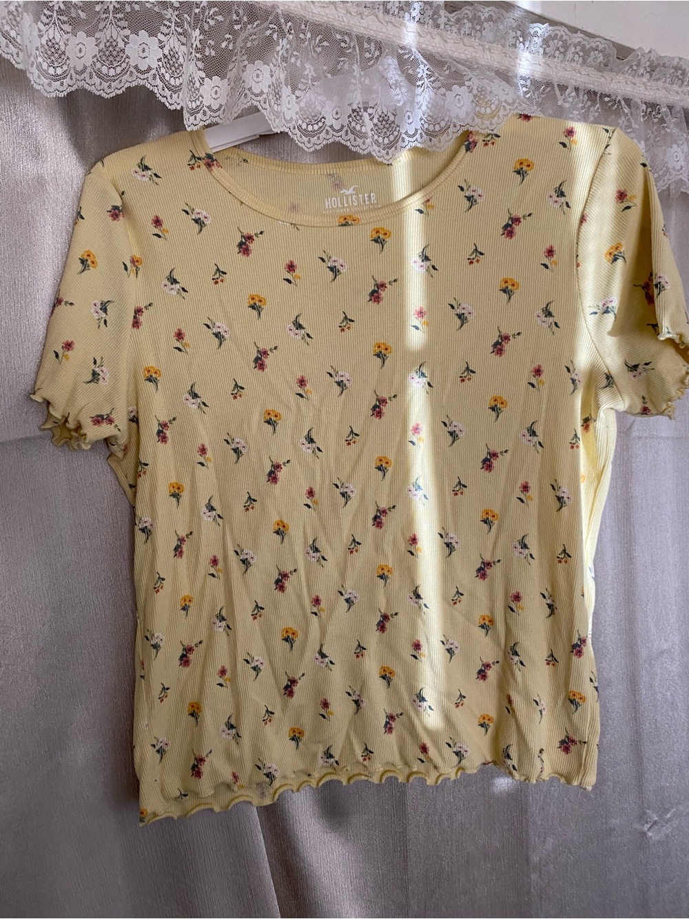 Hollister Yellow Floral Baby Tee 🌸 Ribbed Lettuce Hem Cottagecore Top Size L